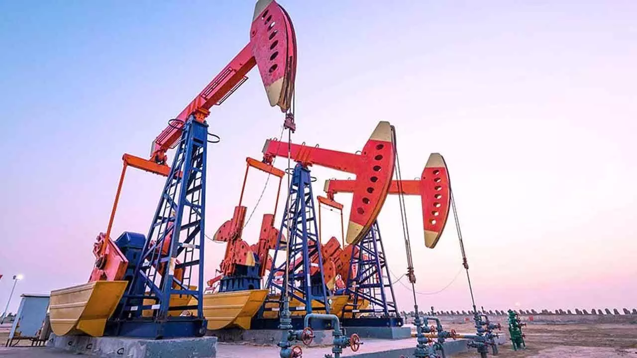 Oil Prices Edge Up as US Inventory Draw Signals Robust Demand Oil Prices Edge Up as US Inventory Draw Signals Robust Demand