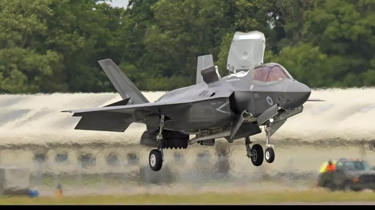 UK Engineers Fly in to Repair Stranded F‑35B Fighter Jet in Kerala UK Engineers Fly in to Repair Stranded F‑35B Fighter Jet in Kerala