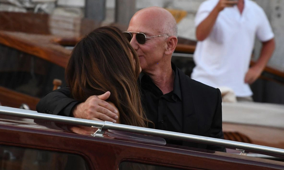 Jeff Bezos and Lauren Sanchez Share First Public Kiss After Lavish Venice Wedding, Step Out for Star-Studded Reception