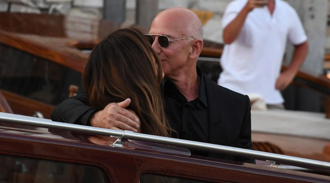 Jeff Bezos and Lauren Sanchez Share First Public Kiss After Lavish Venice Wedding, Step Out for Star-Studded Reception