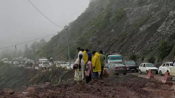 Heavy Rain Triggers Landslide Warnings in 18 Himachal Areas; 259 Roads Closed Heavy Rain Triggers Landslide Warnings in 18 Himachal Areas; 259 Roads Closed