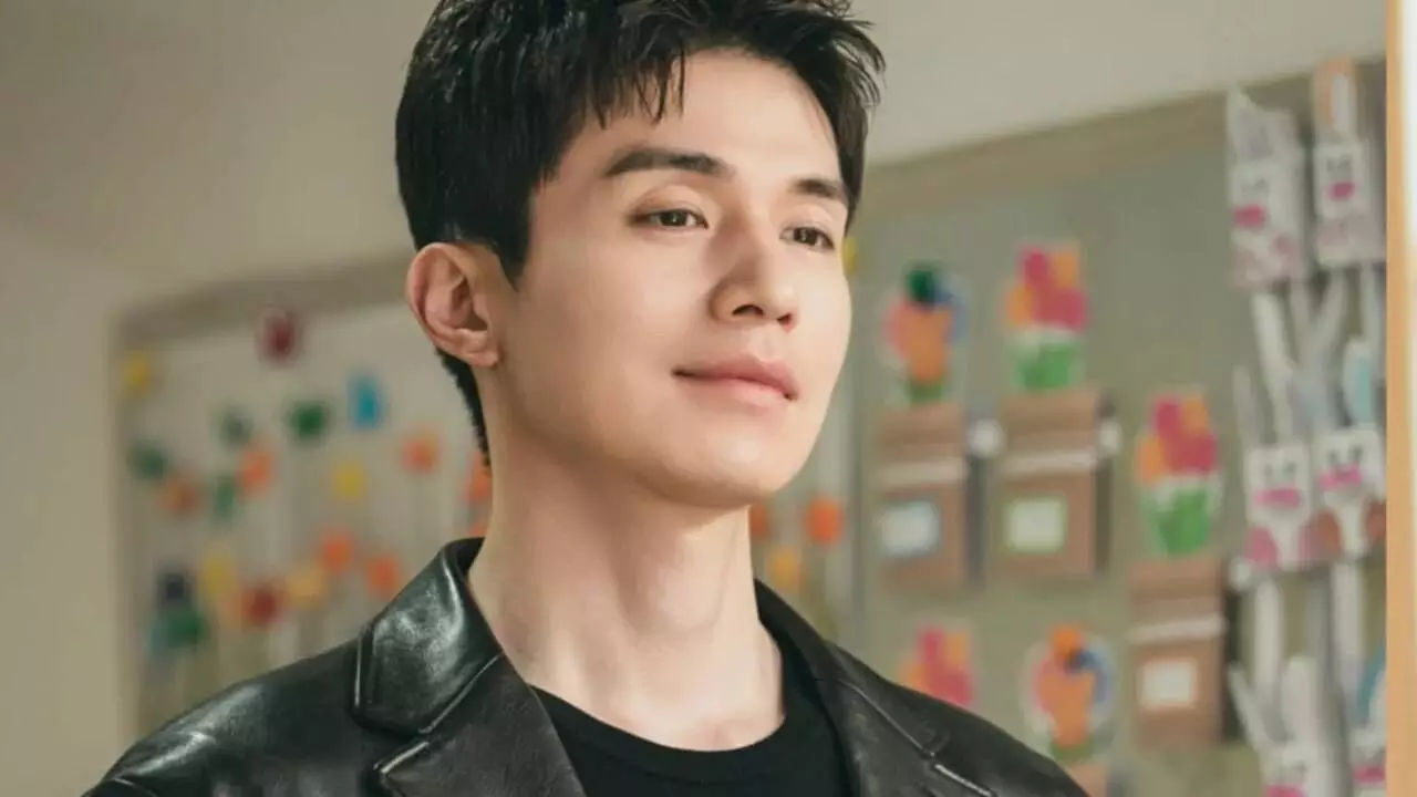 Lee Dong Wook Responds to ‘Disturbed’ Fans on Messaging App: “Why Not Just Unsubscribe?” Lee Dong Wook Responds to ‘Disturbed’ Fans on Messaging App: “Why Not Just Unsubscribe?”