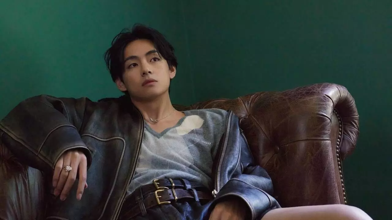 BTS’s V Receives Dual Invitation from Anna Wintour to Vogue World: Hollywood During Paris Fashion Week BTS’s V Receives Dual Invitation from Anna Wintour to Vogue World: Hollywood During Paris Fashion Week