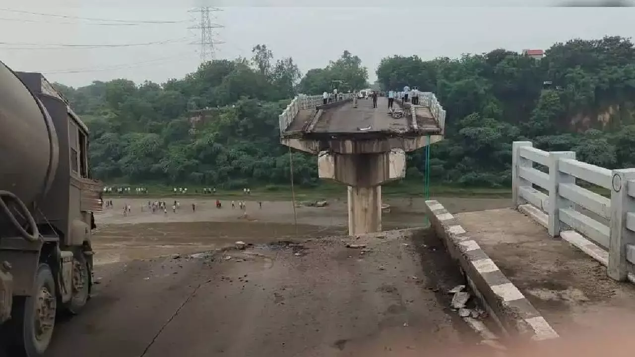 Gambhira Bridge Collapses in Gujarat: 9 Dead, Multiple Vehicles Plunge into Mahisagar River Gambhira Bridge Collapses in Gujarat: 9 Dead, Multiple Vehicles Plunge into Mahisagar River