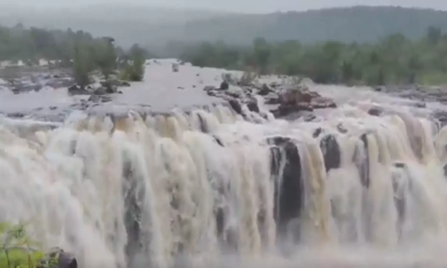 Bogatha Waterfalls Turns Dangerous After 367mm Rainfall in 26 Hrs Bogatha Waterfalls Turns Dangerous After 367mm Rainfall in 26 Hrs
