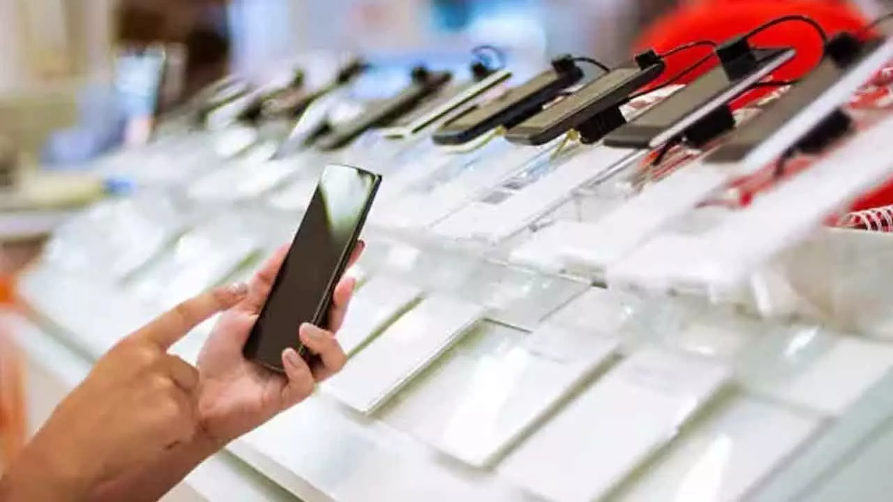 Indias Smartphone Market Roars Back in Q2 2025; Vivo Claims Top Spot