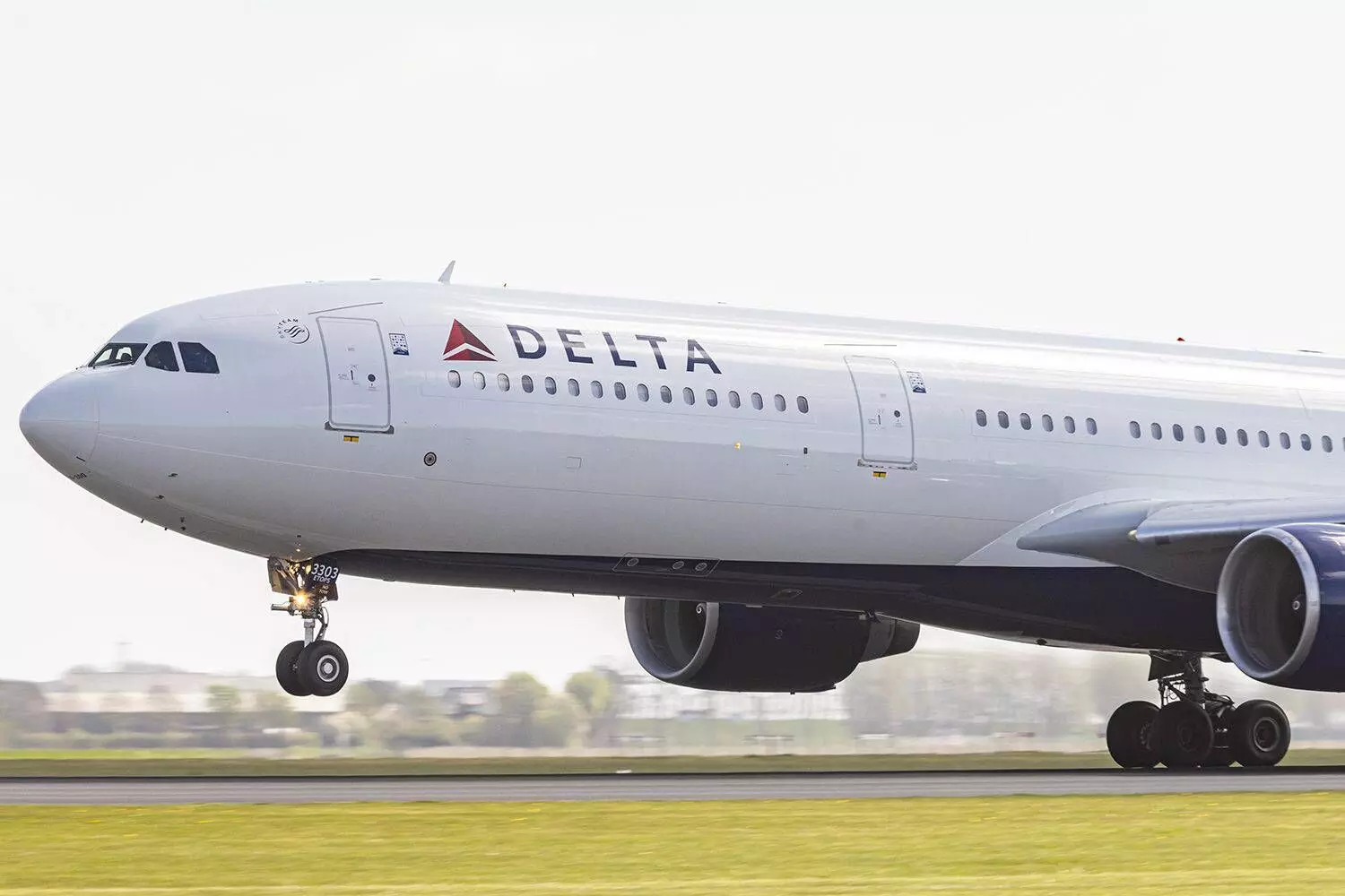 Delta Flight Emergency: 25 Injured by Severe Turbulence on Amsterdam-Bound Aircraft Delta Flight Emergency: 25 Injured by Severe Turbulence on Amsterdam-Bound Aircraft