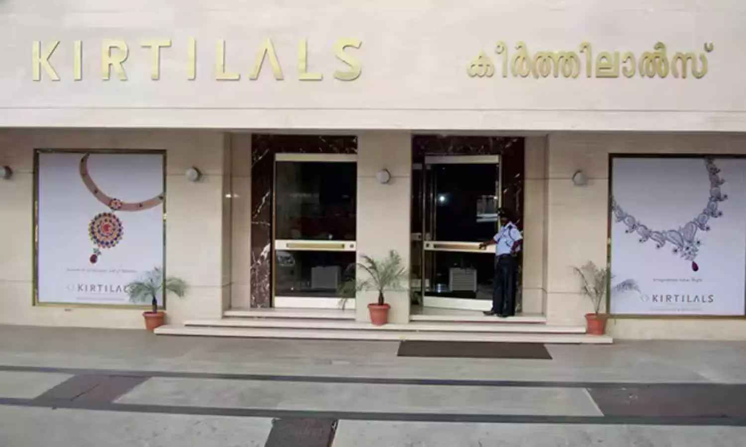 Natural Diamond Earrings of Year award goes to Kirtilals