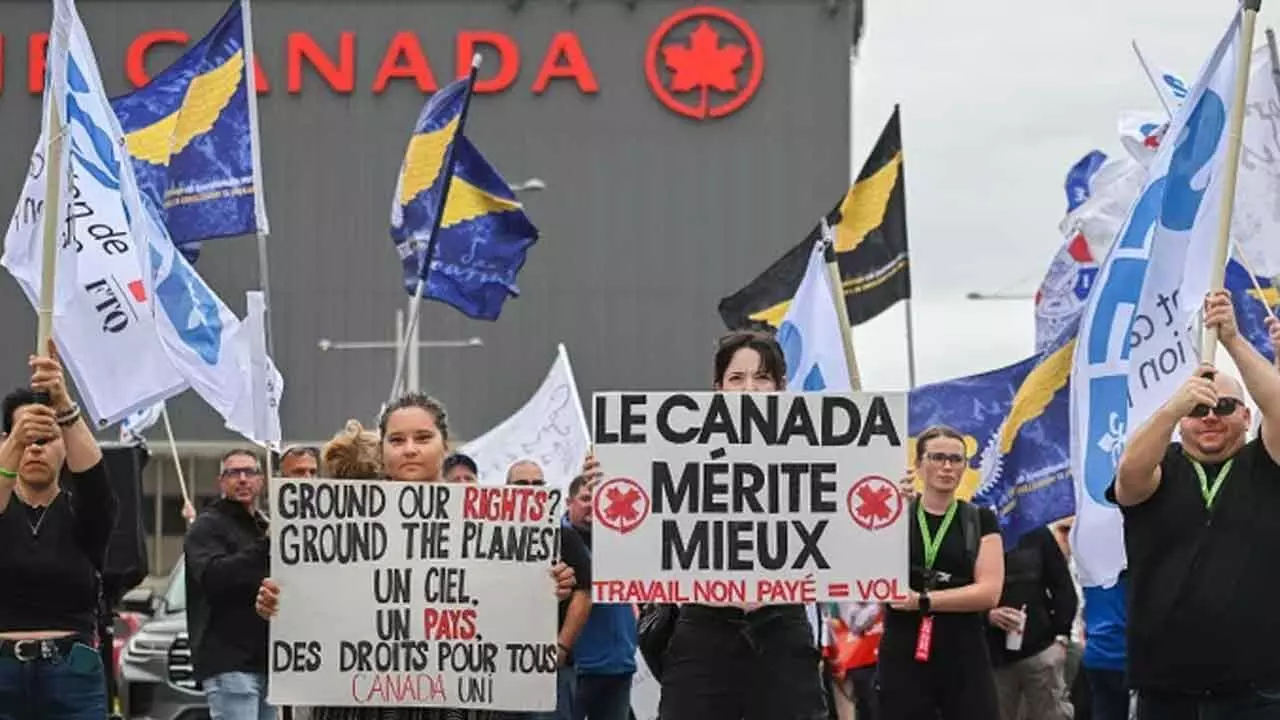 Cabin Crew Pay Dispute Deepens as Air Canada, Union Hold First Talks Cabin Crew Pay Dispute Deepens as Air Canada, Union Hold First Talks