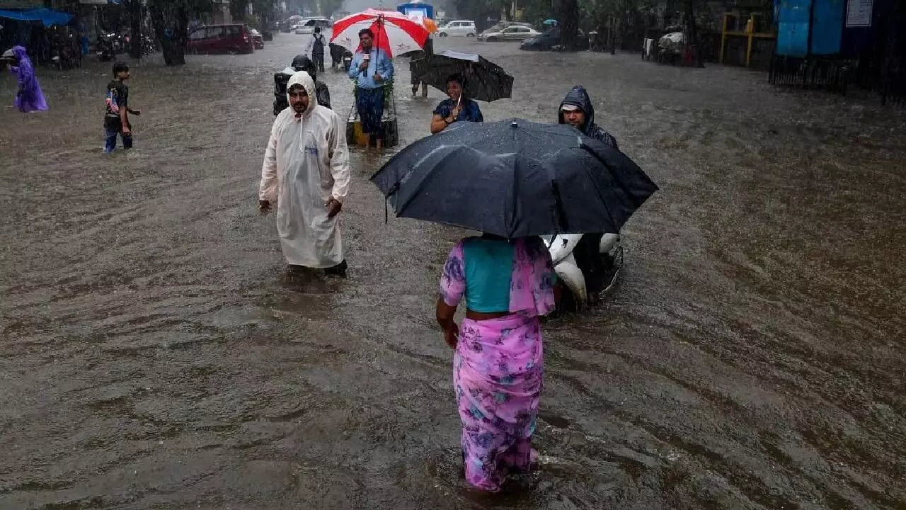 Mumbai Under Red Alert: Torrential Rains Disrupt Flights, Trains, Schools & Offices Mumbai Under Red Alert: Torrential Rains Disrupt Flights, Trains, Schools & Offices
