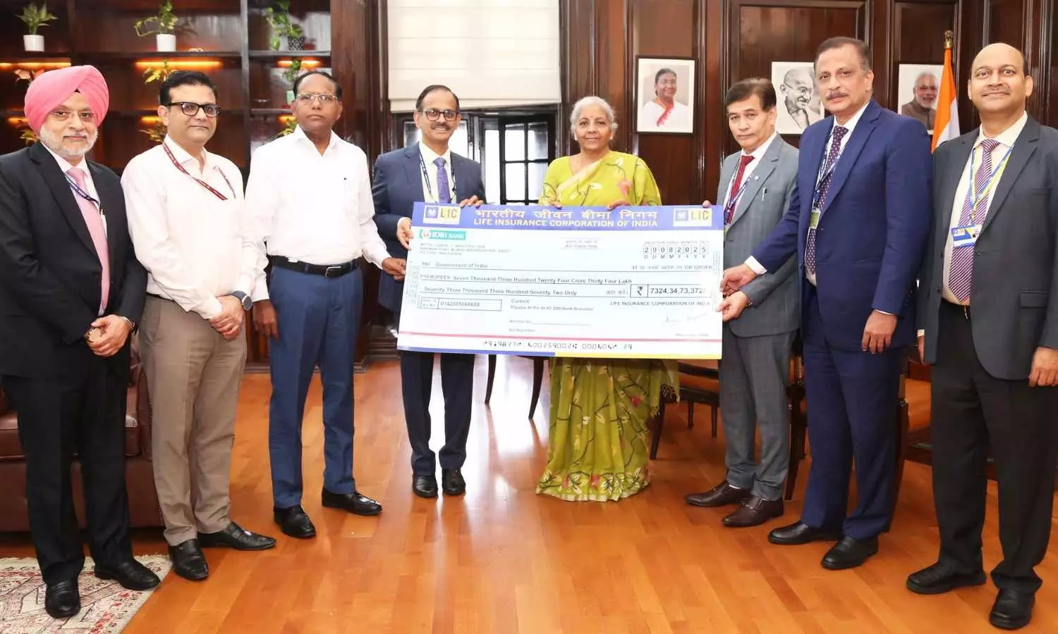 LIC hands over dividend cheque to Govt LIC hands over dividend cheque to Govt