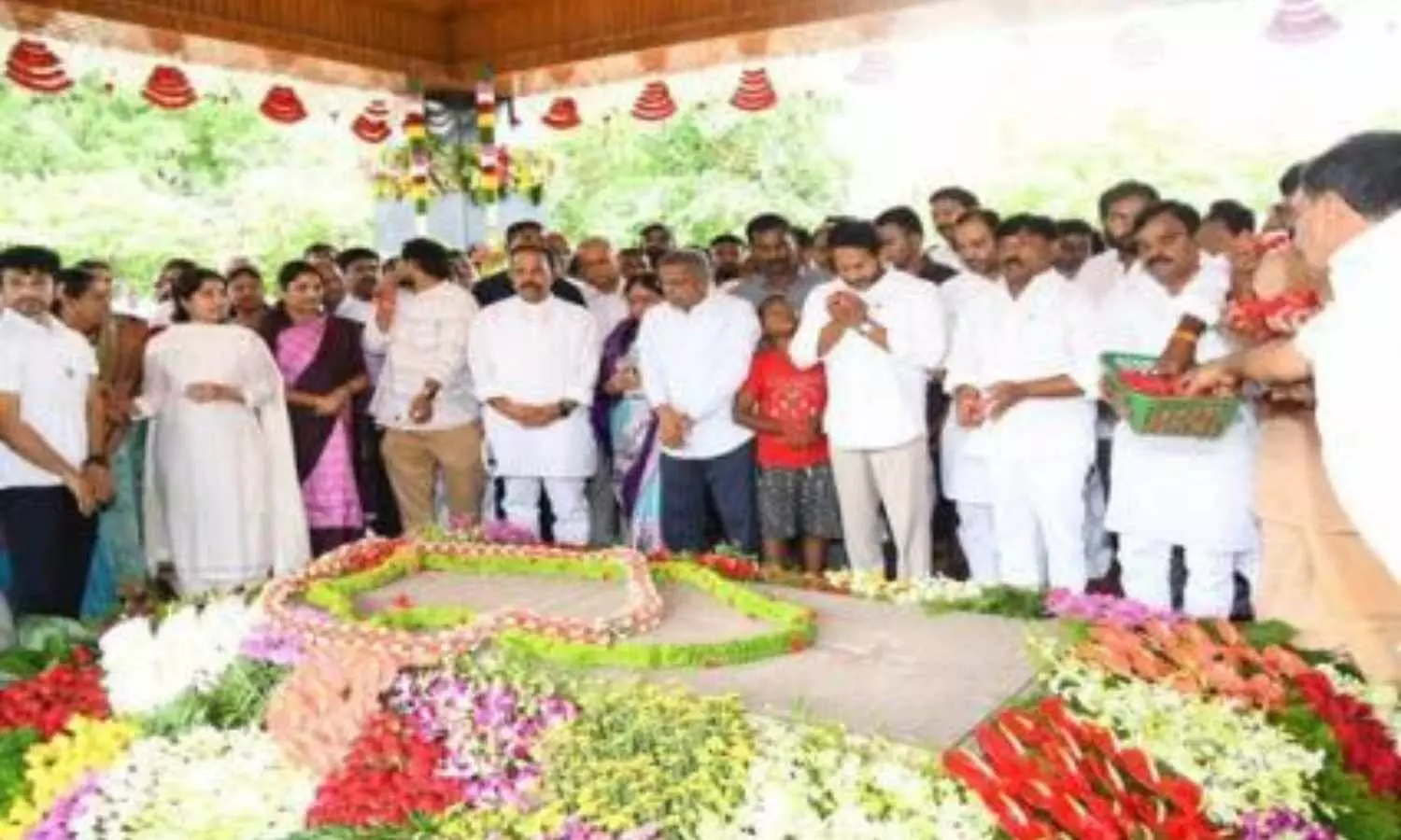 Jagan pays homage to YSR at Idupulapaya on 16th anniversary Jagan pays homage to YSR at Idupulapaya on 16th anniversary
