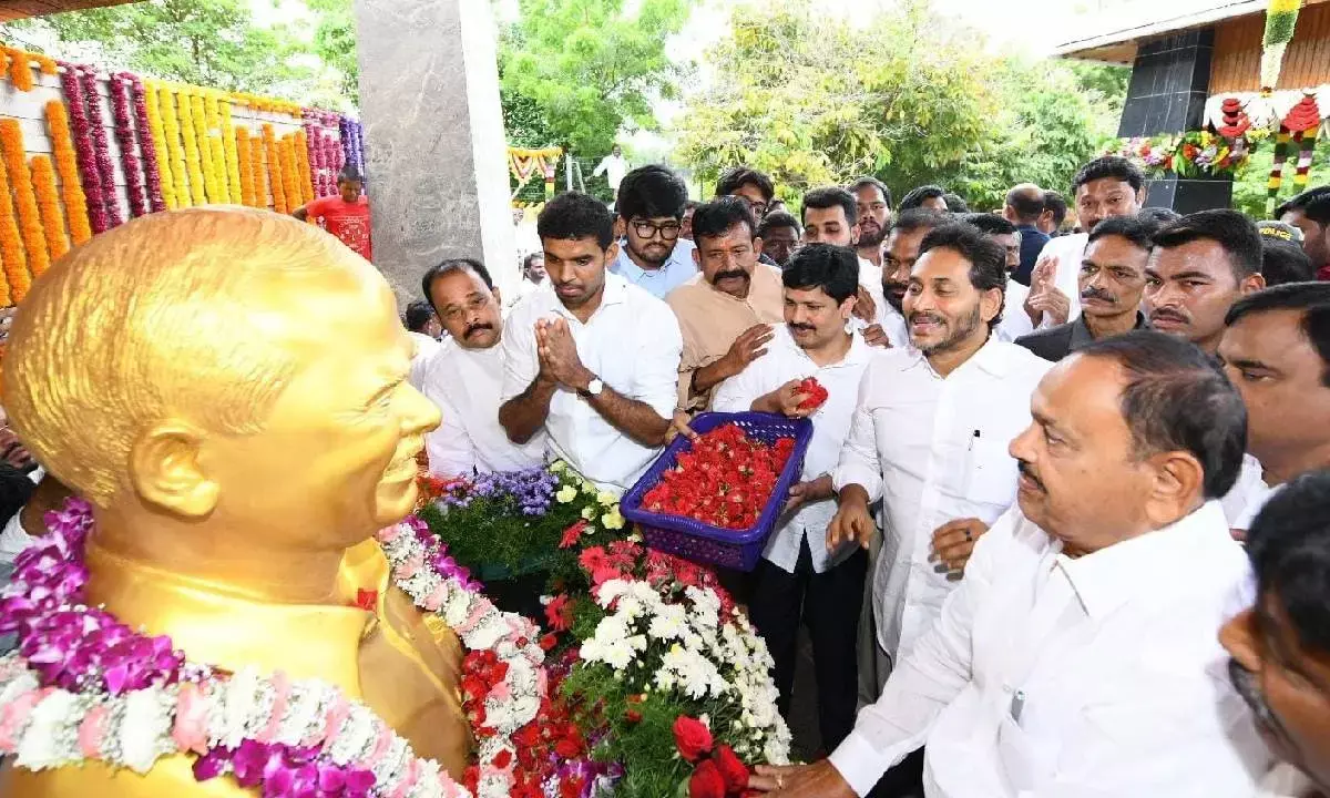 Naidu left farmers in lurch, alleges Jagan