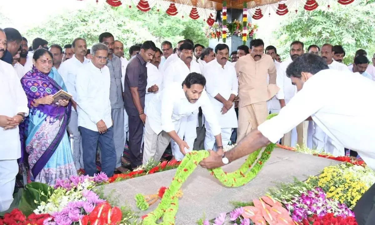 ...pays homage to YSR at Idupulapaya