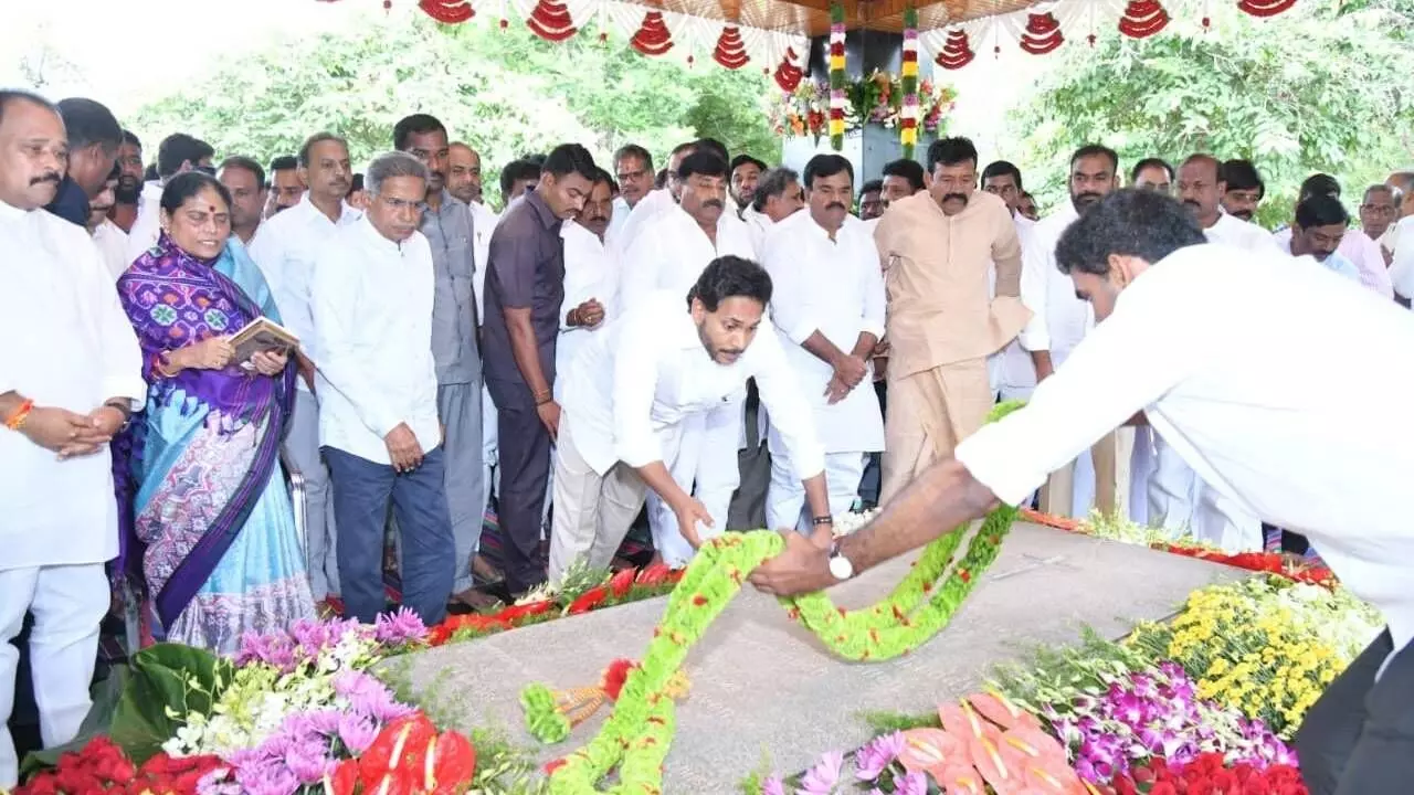 ...pays homage to YSR at Idupulapaya ...pays homage to YSR at Idupulapaya