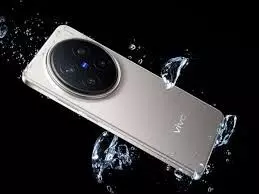 Vivo X300 Pro Leaks Suggest Flat Display to Fix a Common Curved Screen Problem