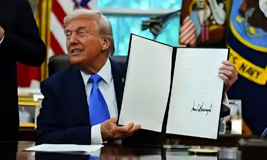 H-1B Visa LIVE: Trump’s $100,000 Fee Hike Sparks Panic Among Indian IT Firms, Students, and Professionals