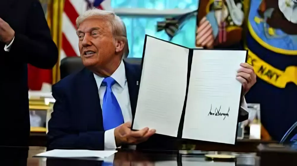 H-1B Visa LIVE: Trump’s $100,000 Fee Hike Sparks Panic Among Indian IT Firms, Students, and Professionals H-1B Visa LIVE: Trump’s $100,000 Fee Hike Sparks Panic Among Indian IT Firms, Students, and Professionals