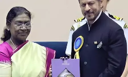 71st National Film Awards 2025: Shah Rukh Khan’s Adorable Struggle With Medal Goes Viral 71st National Film Awards 2025: Shah Rukh Khan’s Adorable Struggle With Medal Goes Viral