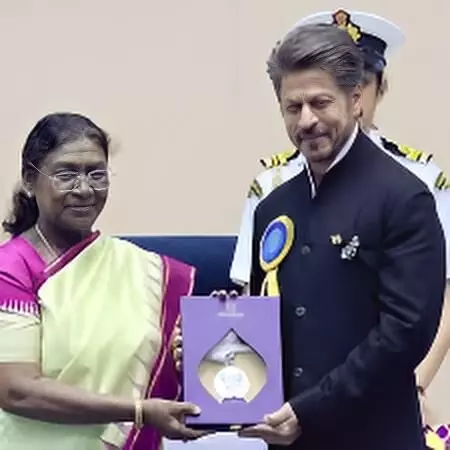 71st National Film Awards 2025: Shah Rukh Khan’s Adorable Struggle With Medal Goes Viral