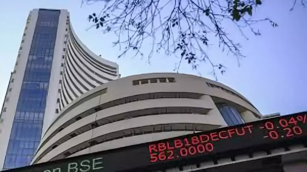 IT Stocks Fall for Third Straight Day on H-1B Fee Hike; Sensex Drops 386 Points, FIIs Continue Selling