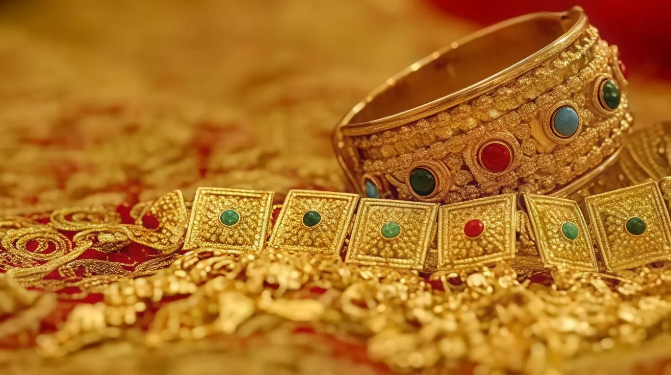 Gold Surges Past $3,800/oz on Weaker Dollar and Rate-Cut Expectations