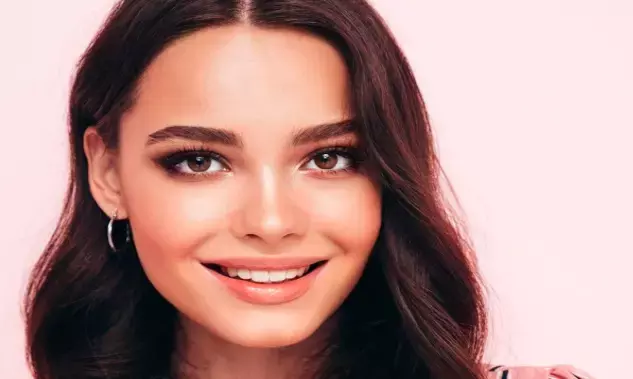 How Eyelashes Change the Look in Party Photos