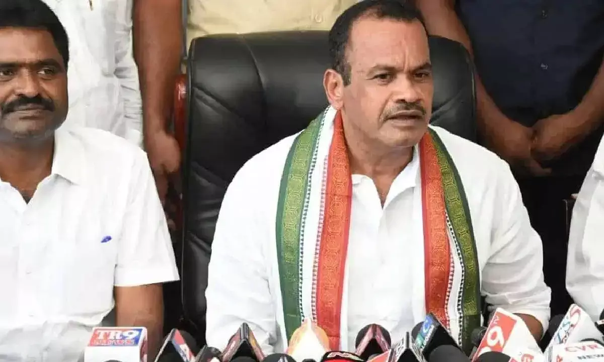 Komatireddy gives`2.5 lakh LOC for medical aid