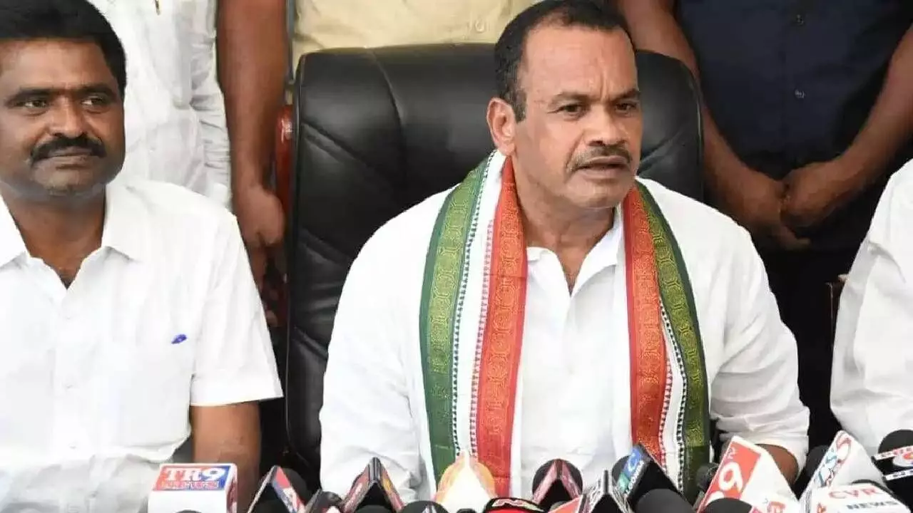 Komatireddy gives`2.5 lakh LOC for medical aid Komatireddy gives`2.5 lakh LOC for medical aid