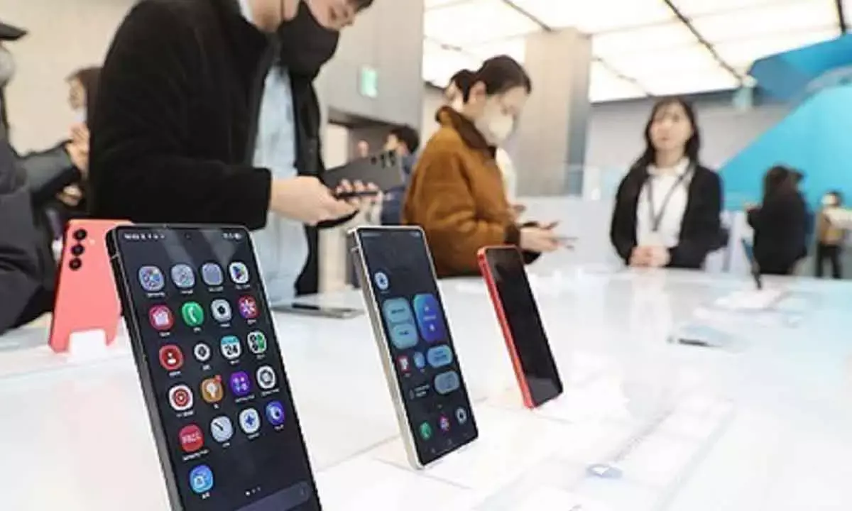 Apple vs Samsung: New Wide Foldables Reveal Surprising Screen Design