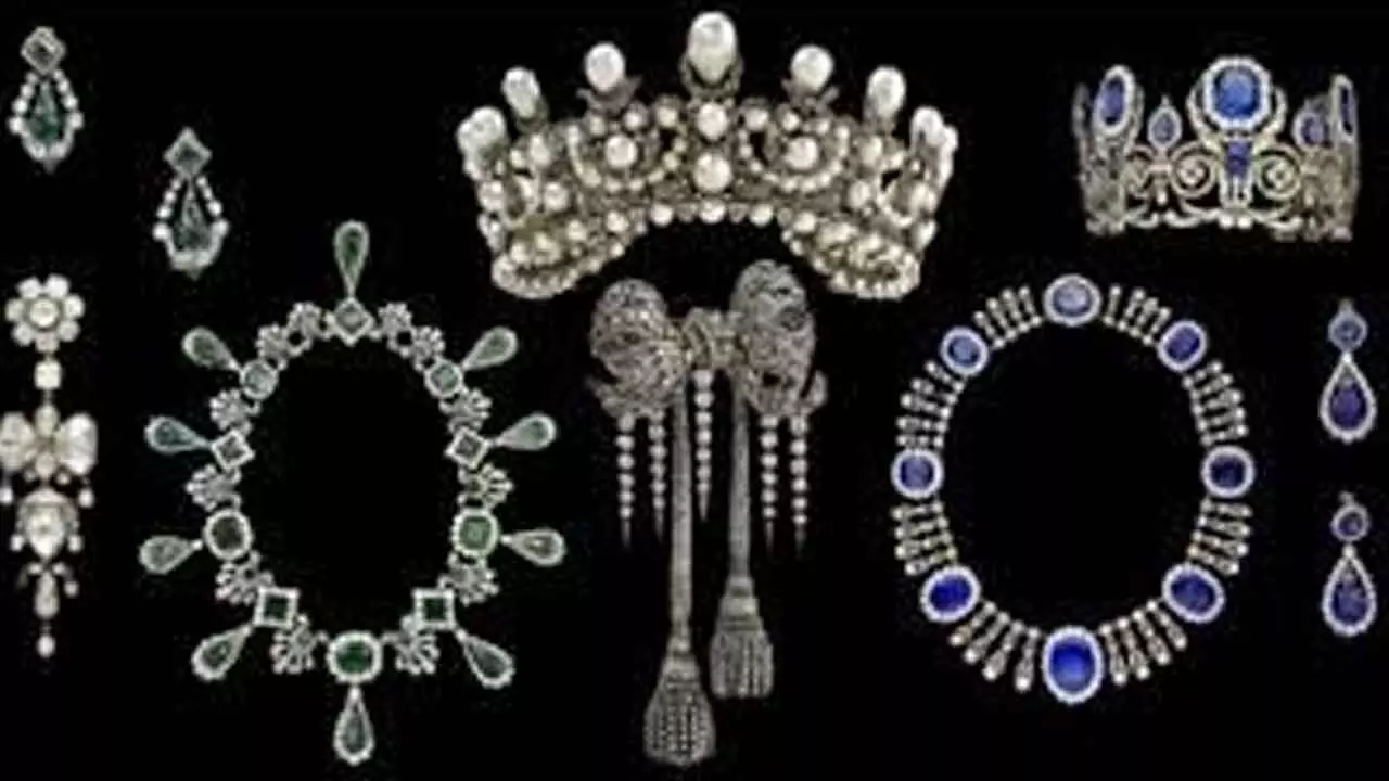 Mona Lisa, a gold toilet and now the Louvre’s royal jewels: A fascinating history of art heists Mona Lisa, a gold toilet and now the Louvre’s royal jewels: A fascinating history of art heists