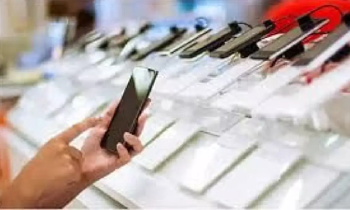 Indias smartphone market rings 3% growth in July-Sept: Report