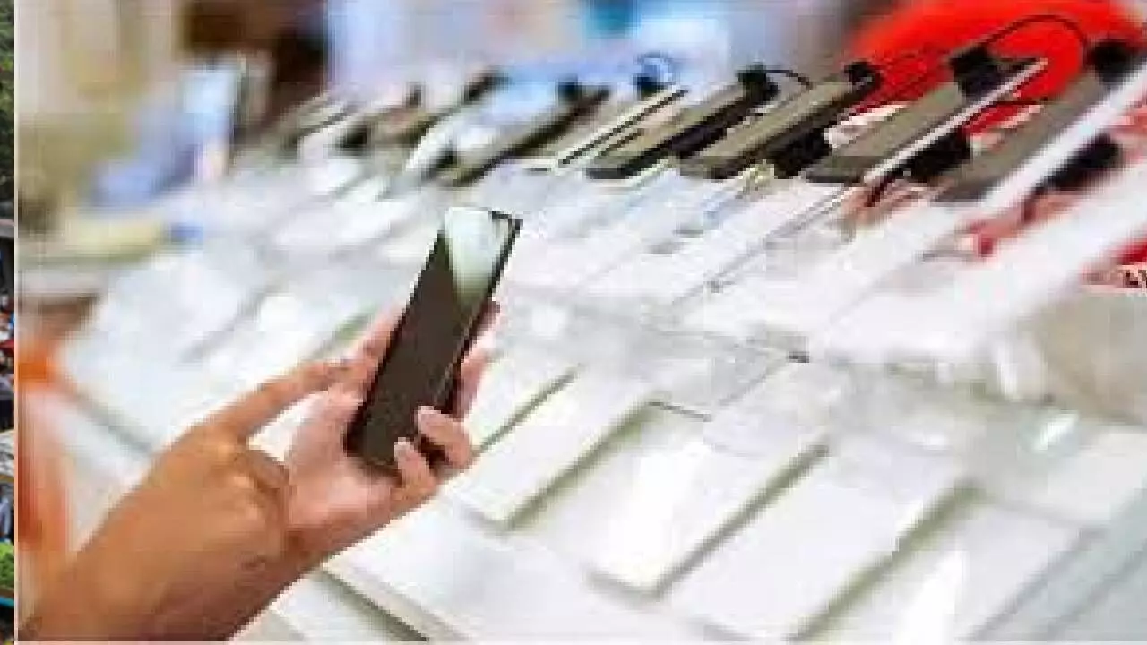 Indias smartphone market rings 3% growth in July-Sept: Report Indias smartphone market rings 3% growth in July-Sept: Report
