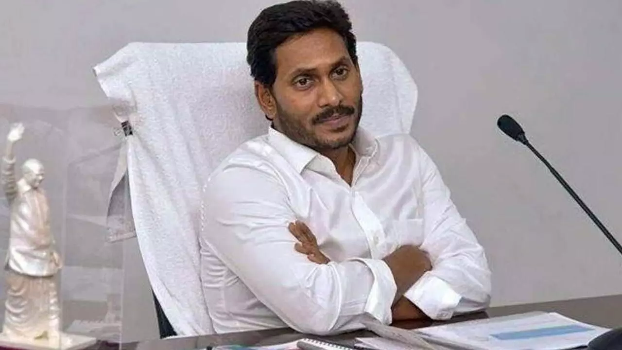 Jagan accuses Naidu of credit chori, threatens strike Jagan accuses Naidu of credit chori, threatens strike