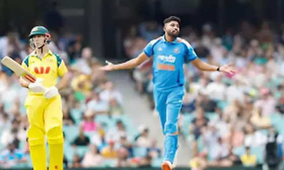 IND vs AUS 3rd ODI Live: Mohammed Siraj Strikes Early, Removes Travis Head as India Seek Comeback in Sydney