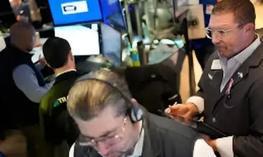 Tech Stocks Drag Markets Lower: Nasdaq Heads for Steep Weekly Loss as AI Giants Slide