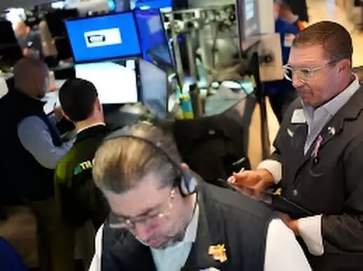 Tech Stocks Drag Markets Lower: Nasdaq Heads for Steep Weekly Loss as AI Giants Slide Tech Stocks Drag Markets Lower: Nasdaq Heads for Steep Weekly Loss as AI Giants Slide