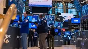 US Stocks Fall as Dow Pulls Back From Record High; Tech Sector Weighs on Markets