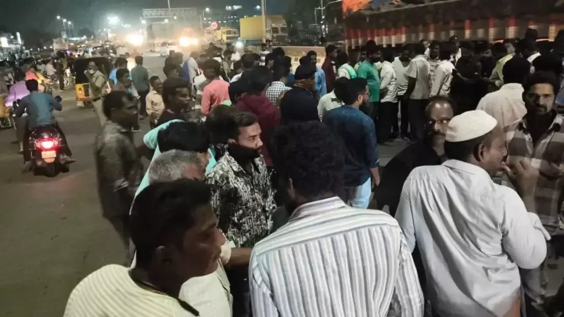 Kurnool tragedy: Three pedestrians killed as speeding lorry rams into crowd Kurnool tragedy: Three pedestrians killed as speeding lorry rams into crowd