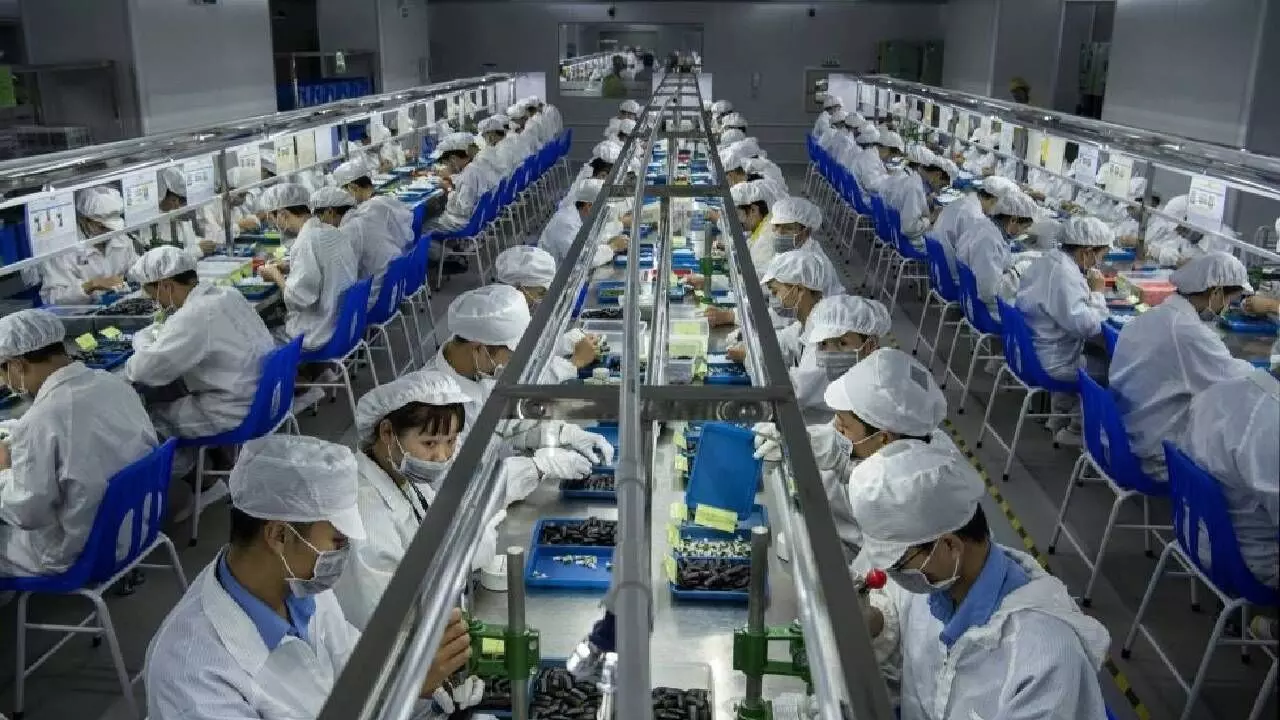 Chinas factory activity declines for 8th month