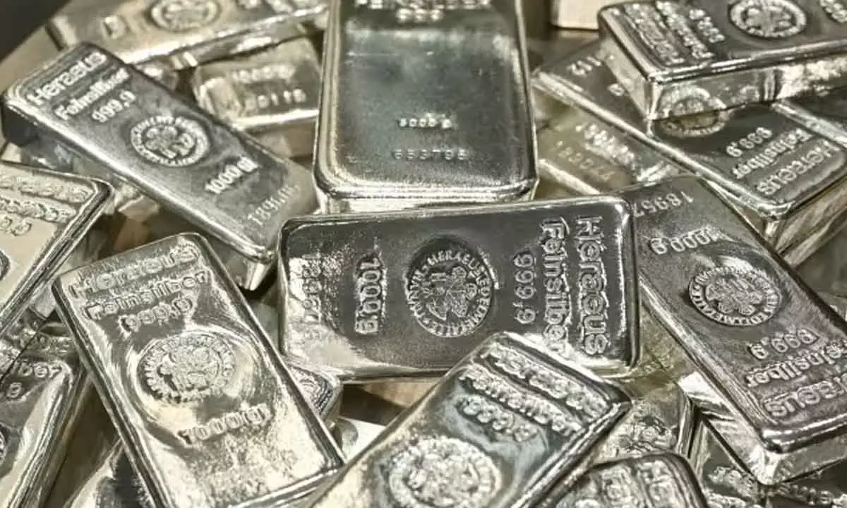 Silver scales fresh peak in futures trade