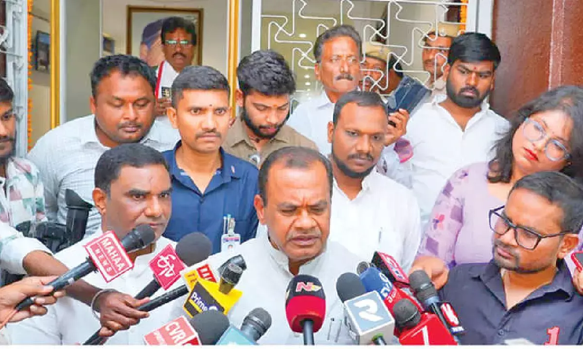 Apologise, else no show of fims, Komatireddy tells Pawan Kalyan