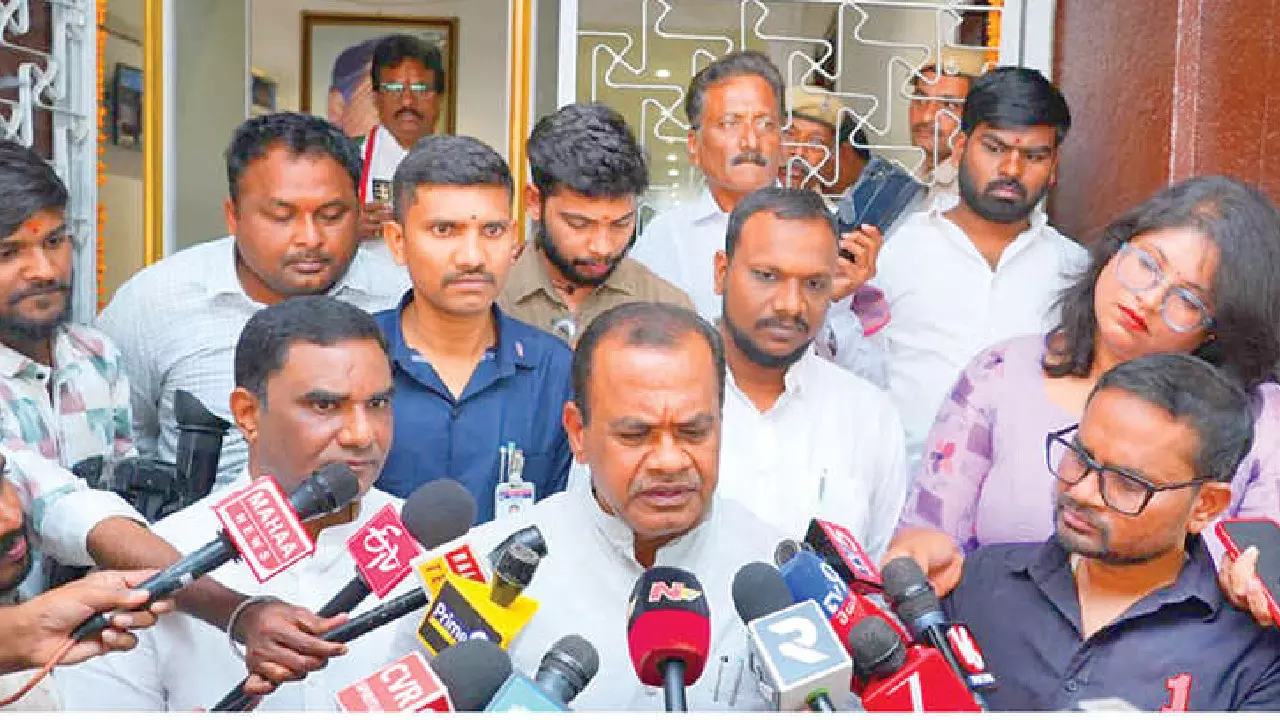 Apologise, else no show of fims, Komatireddy tells Pawan Kalyan Apologise, else no show of fims, Komatireddy tells Pawan Kalyan