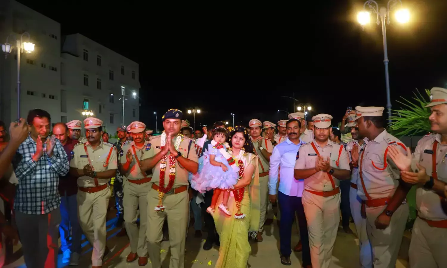 District Police Honour SP Gaikwad With Grand Farewell Rally