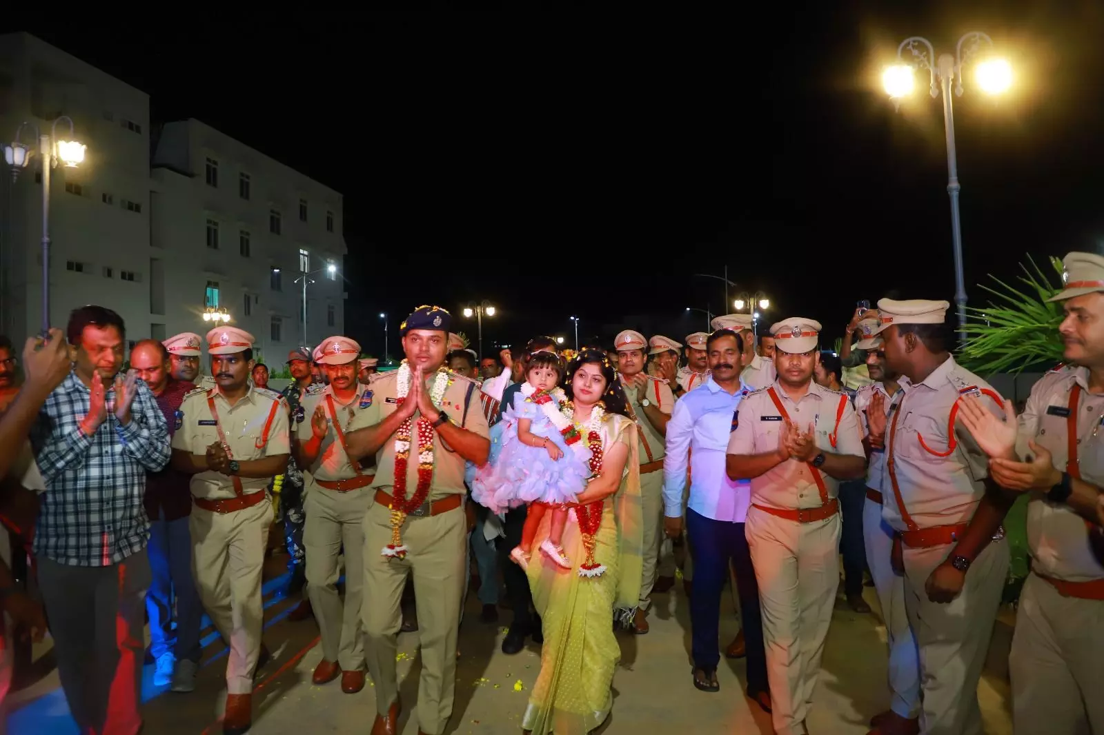 District Police Honour SP Gaikwad With Grand Farewell Rally District Police Honour SP Gaikwad With Grand Farewell Rally