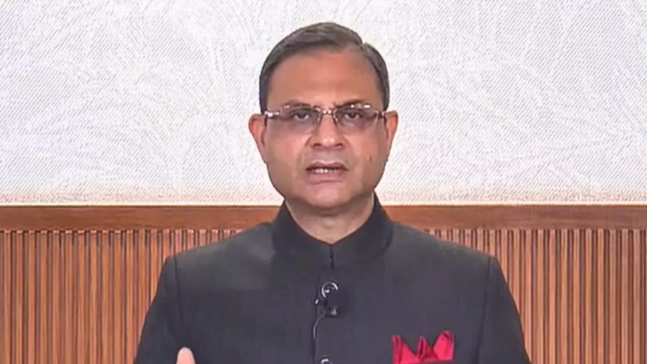 We don’t target any band for rupee: Guv