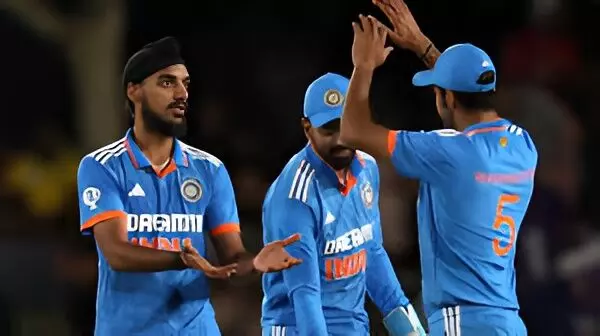 India vs South Africa 3rd ODI: Arshdeep Sparks Early Breakthrough as Harshit Rana Endures Tough Luck