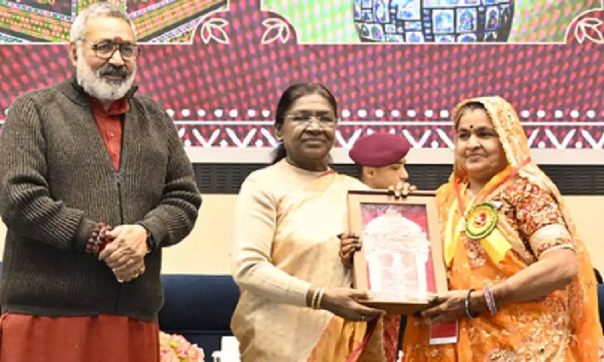 Prez Murmu presents handicrafts awards