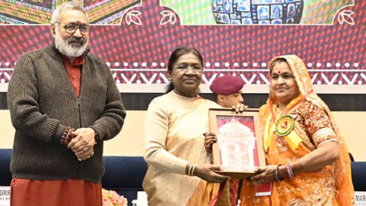 Prez Murmu presents handicrafts awards Prez Murmu presents handicrafts awards