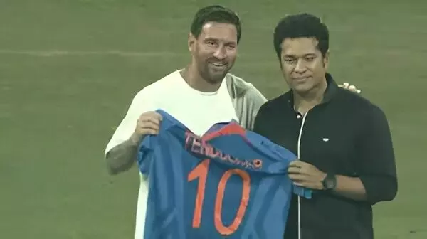 Lionel Messi GOAT India Tour Live: Sachin Tendulkar Presents Team India Jersey as Mumbai Welcomes Football Icon Lionel Messi GOAT India Tour Live: Sachin Tendulkar Presents Team India Jersey as Mumbai Welcomes Football Icon